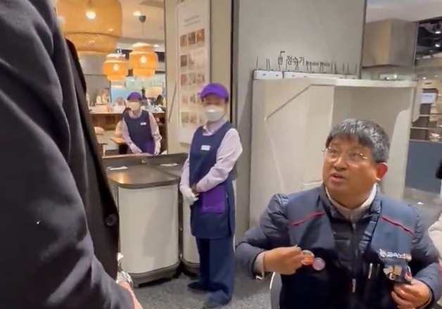 노조 조끼 벗어달란 백화점…인권단체 "뿌리 깊은 노조 혐오"