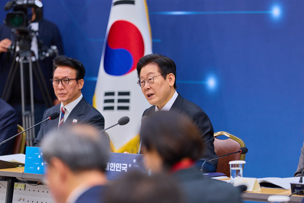 李대통령 "저희나라·대인배 같은 엉터리 국어 너무 짜증 나"