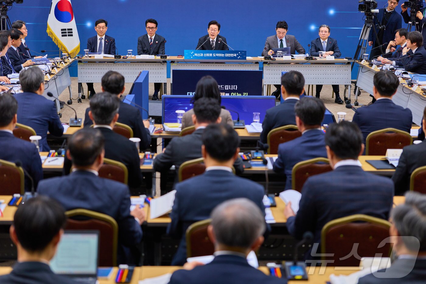 본문 이미지 - 이재명 대통령이 12일 세종시 정부세종컨벤션센터에서 열린 과학기술정보통신부·개인정보보호위원회 업무보고에서 발언하고 있다. &#40;대통령실 제공. 재판매 및 DB 금지&#41; 2025.12.12/뉴스1 ⓒ News1 이재명 기자