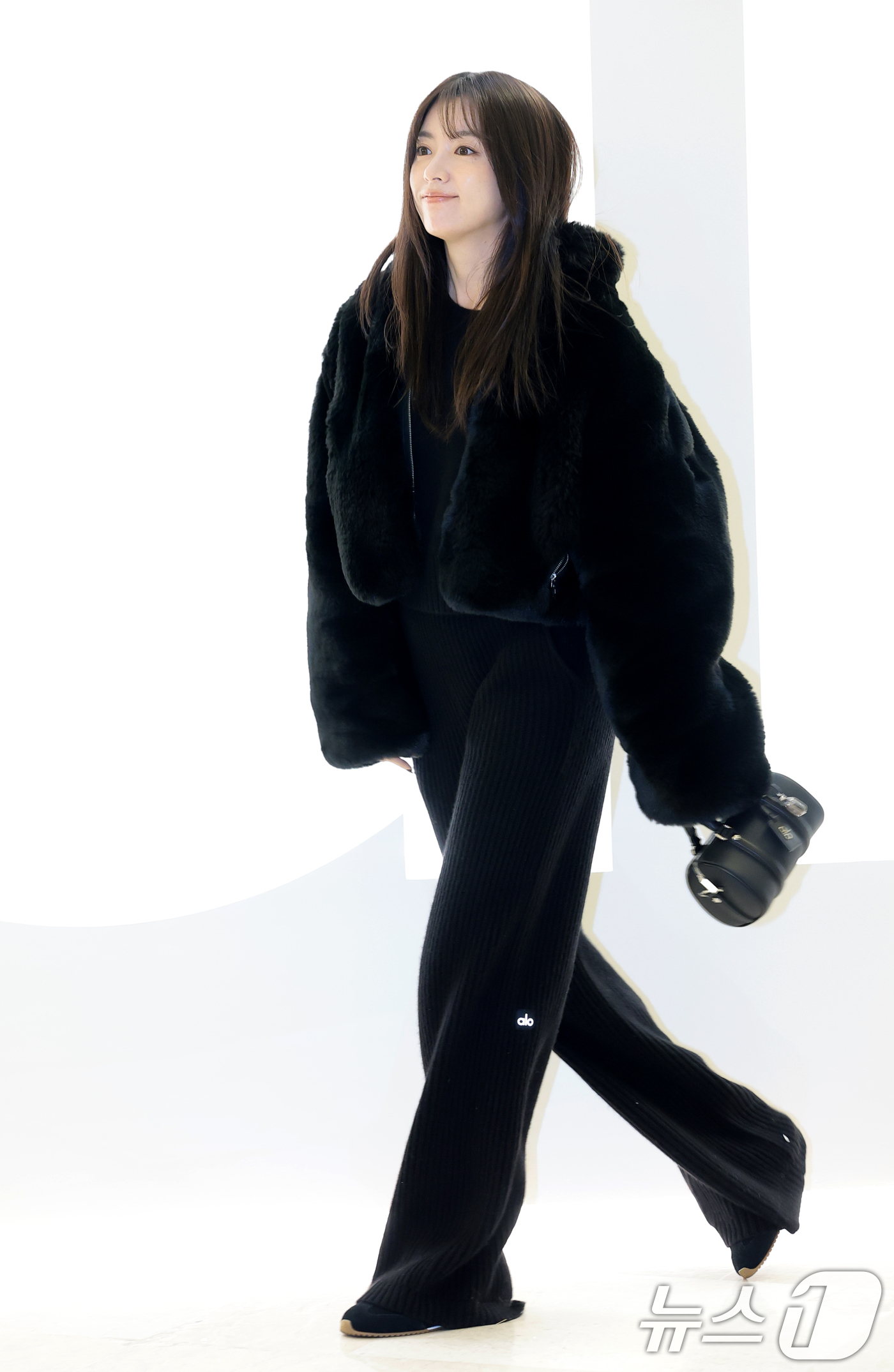 (서울=뉴스1) 권현진 기자 = 배우 한효주가 12일 서울 송파구 롯데 에비뉴엘 잠실점에서 열린 ‘ALO 홀리데이 팝업’ 기념 포토콜 행사에 참석하고 있다. 2025.12.12/뉴 …