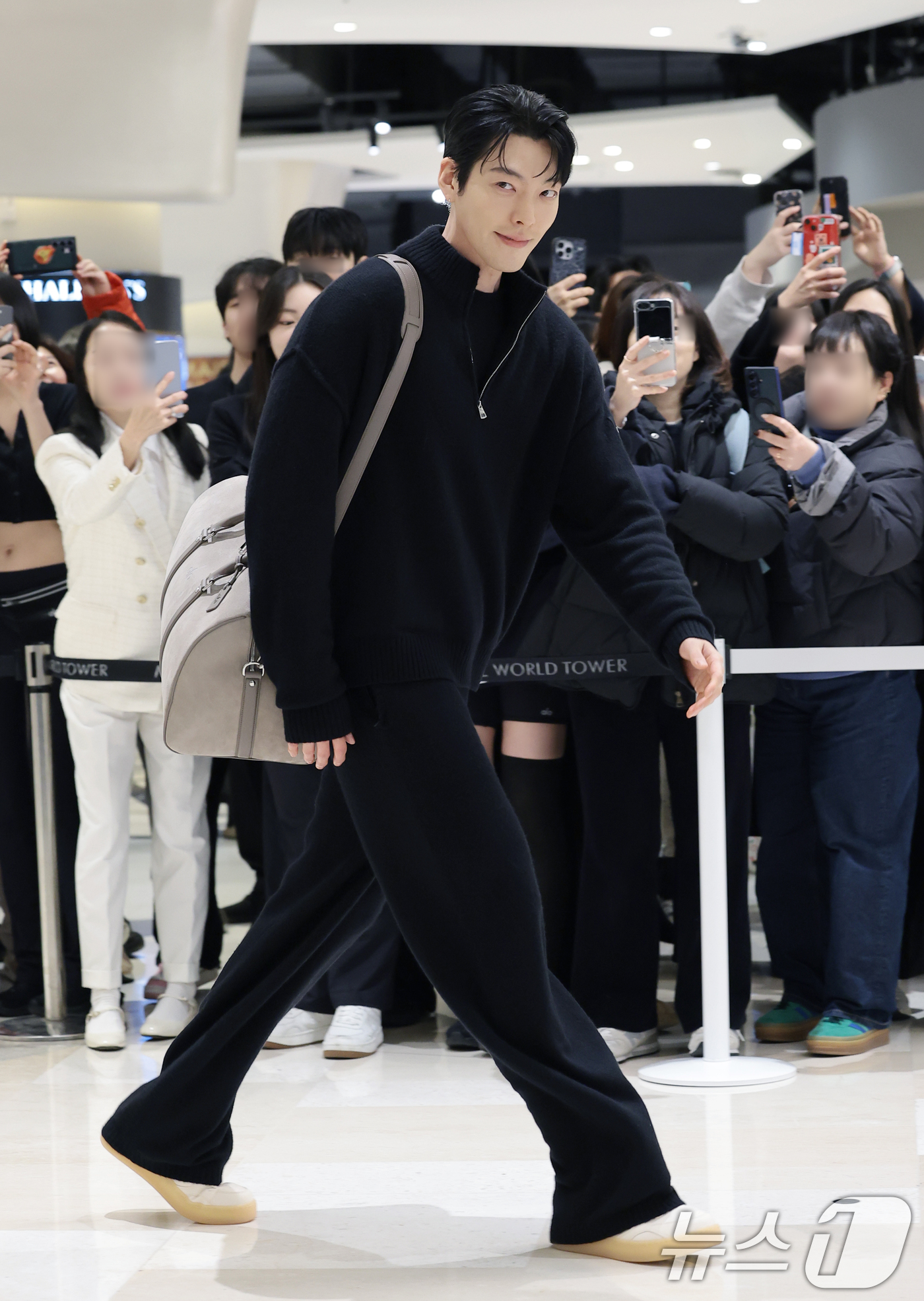 (서울=뉴스1) 권현진 기자 = 배우 김우빈이 12일 서울 송파구 롯데 에비뉴엘 잠실점에서 열린 ‘ALO 홀리데이 팝업’ 기념 포토콜 행사에 참석하고 있다. 2025.12.12/뉴 …