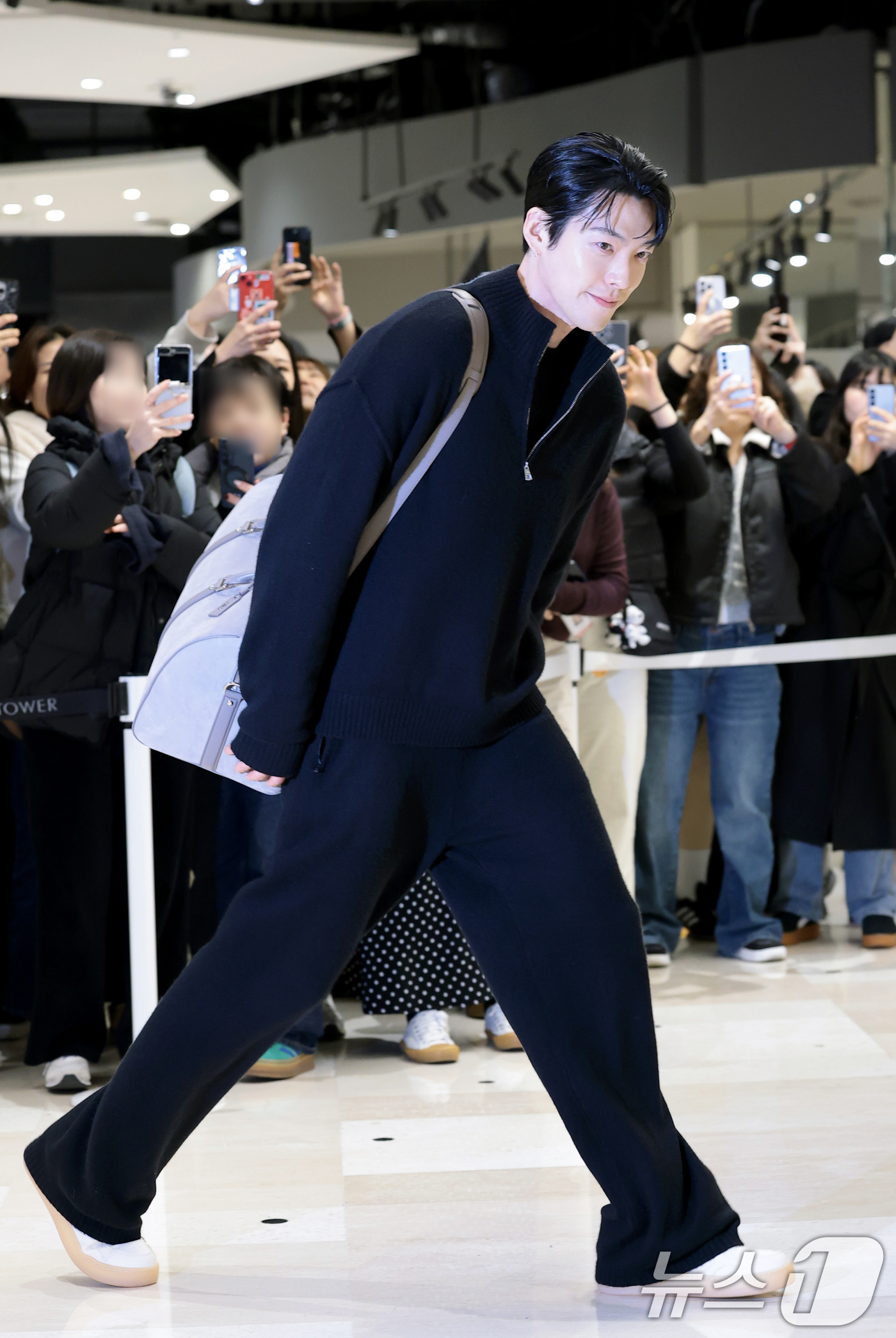 (서울=뉴스1) 권현진 기자 = 배우 김우빈이 12일 서울 송파구 롯데 에비뉴엘 잠실점에서 열린 ‘ALO 홀리데이 팝업’ 기념 포토콜 행사에 참석하고 있다. 2025.12.12/뉴 …