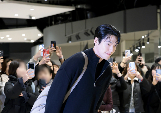 '신민아♥' 김우빈, 예비 신랑의 힘찬 발걸음