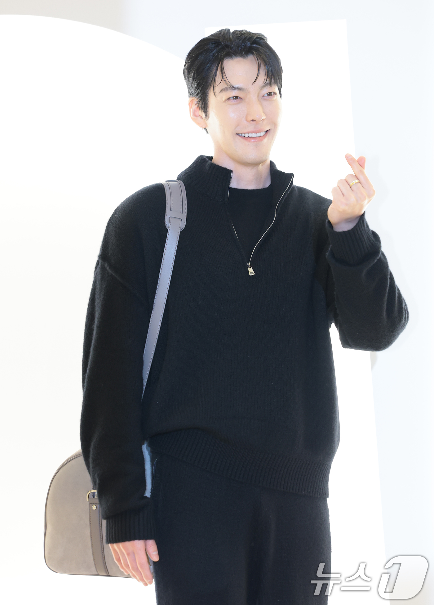 (서울=뉴스1) 권현진 기자 = 배우 김우빈이 12일 서울 송파구 롯데 에비뉴엘 잠실점에서 열린 ‘ALO 홀리데이 팝업’ 기념 포토콜 행사에 참석하고 있다. 2025.12.12/뉴 …