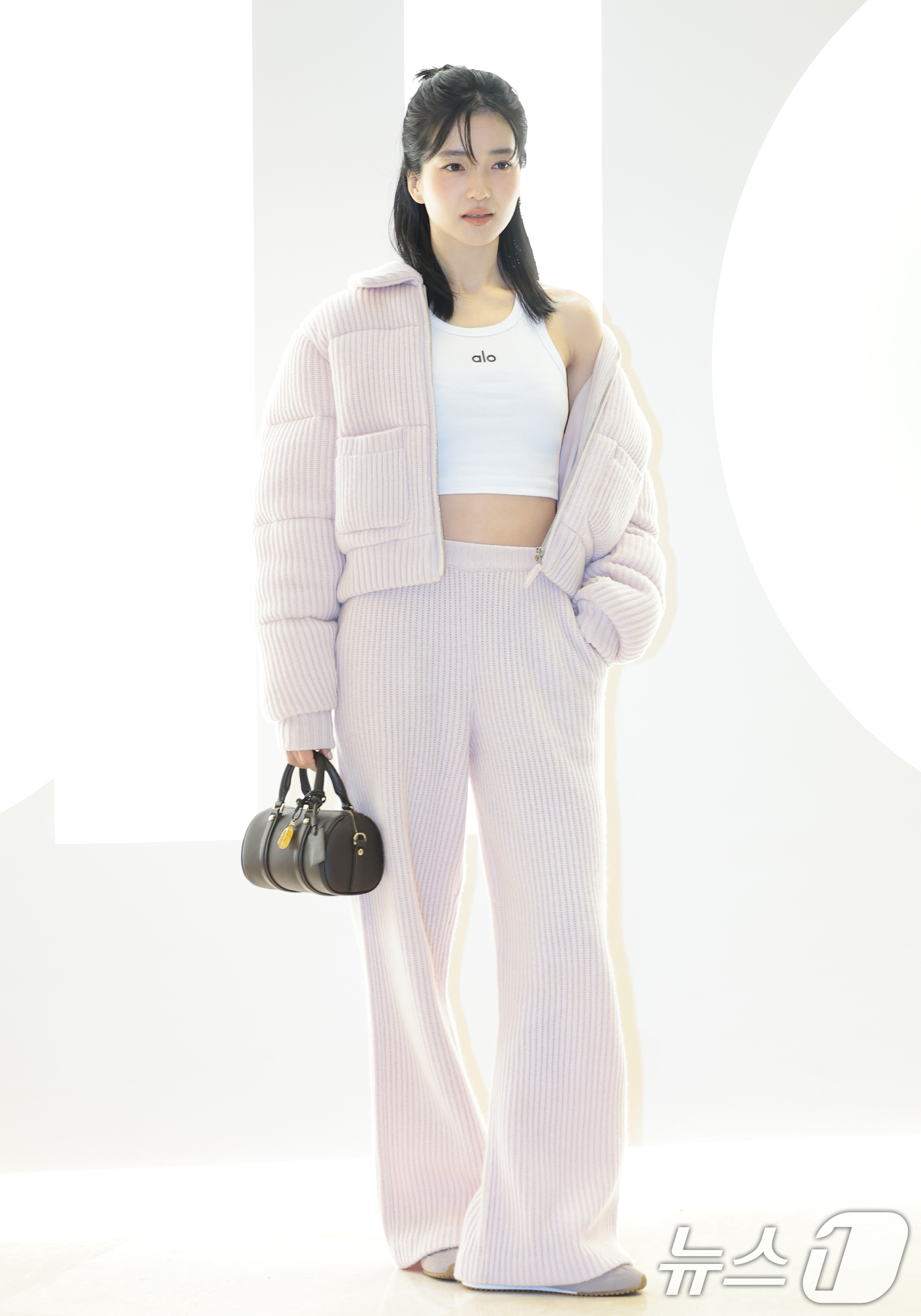 (서울=뉴스1) 권현진 기자 = 배우 김태리가 12일 서울 송파구 롯데 에비뉴엘 잠실점에서 열린 ‘ALO 홀리데이 팝업’ 기념 포토콜 행사에 참석해 포즈를 취하고 있다. 2025. …