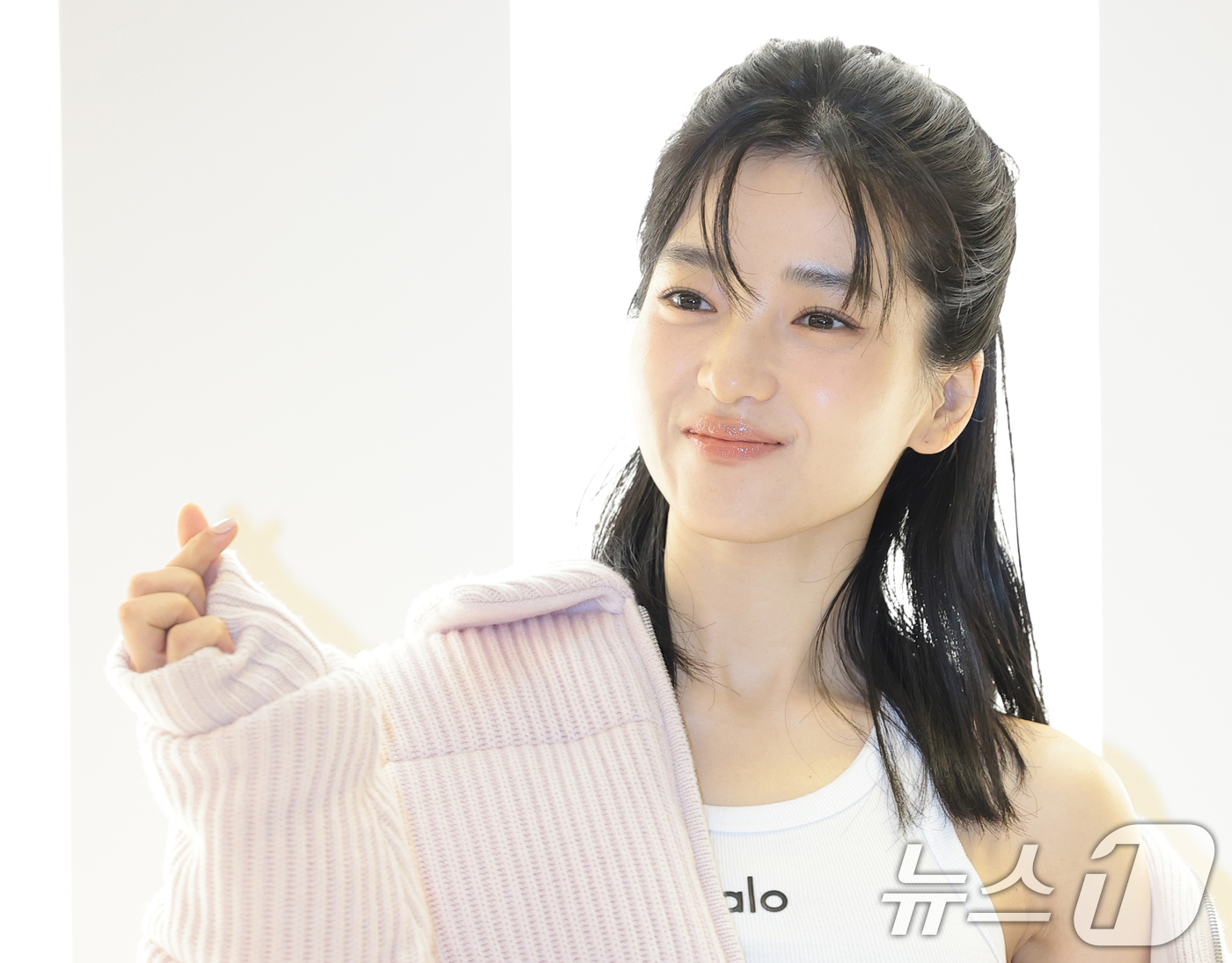 (서울=뉴스1) 권현진 기자 = 배우 김태리가 12일 서울 송파구 롯데 에비뉴엘 잠실점에서 열린 ‘ALO 홀리데이 팝업’ 기념 포토콜 행사에 참석해 포즈를 취하고 있다. 2025. …