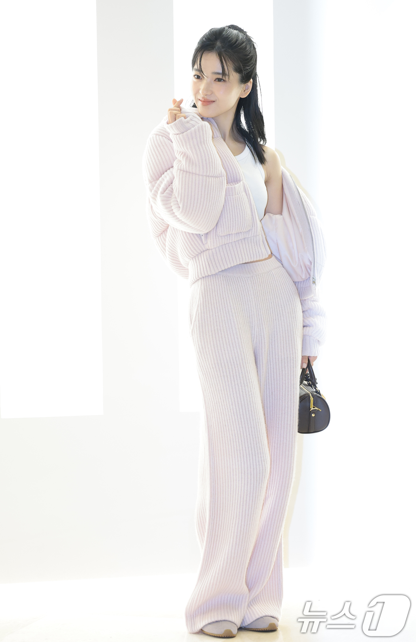 (서울=뉴스1) 권현진 기자 = 배우 김태리가 12일 서울 송파구 롯데 에비뉴엘 잠실점에서 열린 ‘ALO 홀리데이 팝업’ 기념 포토콜 행사에 참석해 포즈를 취하고 있다. 2025. …