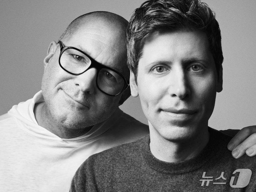 본문 이미지 - 샘 올트먼 오픈AI CEO&#40;오른쪽&#41;과 조니 아이브 io 대표&#40;오픈AI 제공&#41;