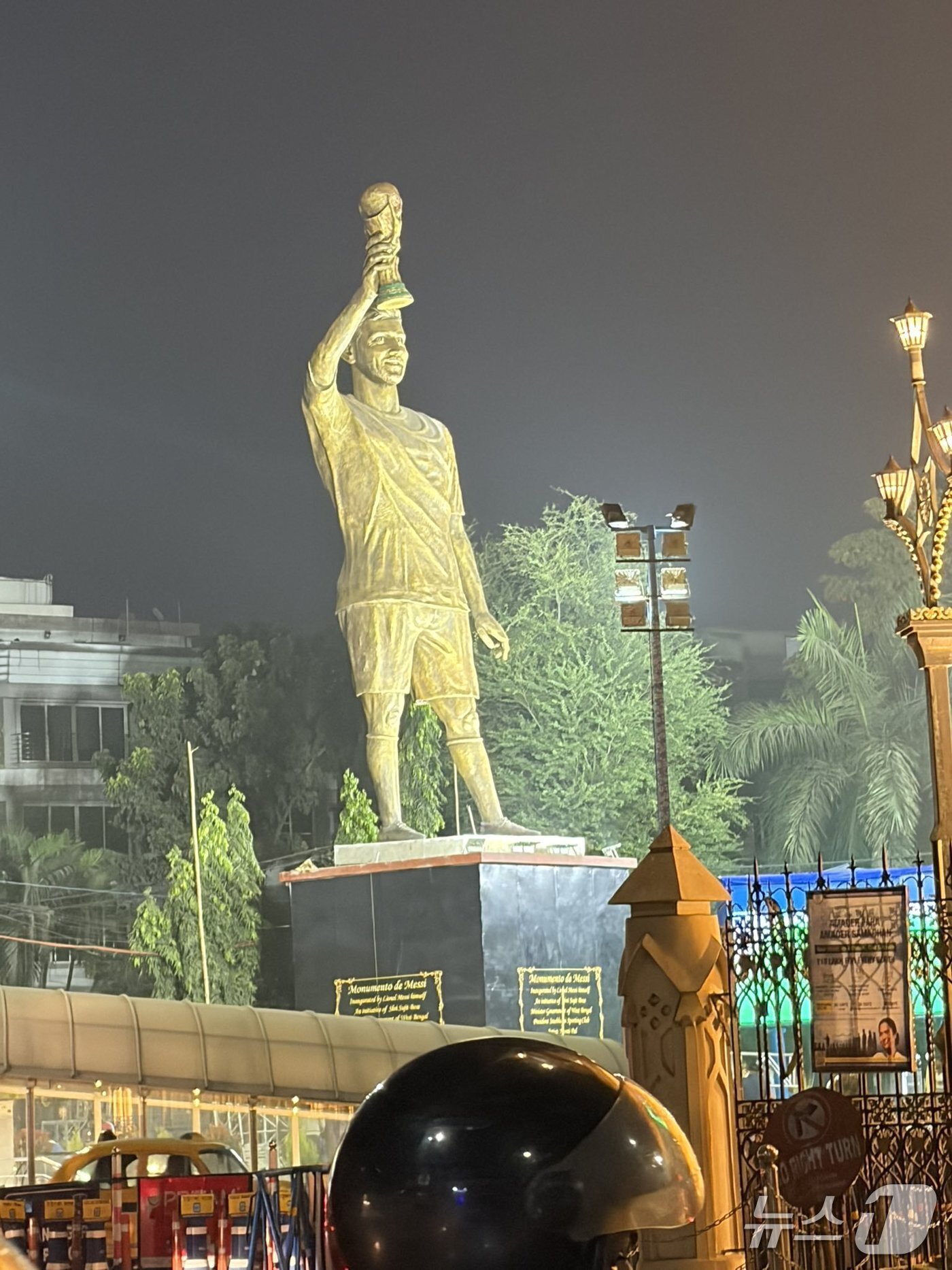 본문 이미지 - 인도 콜카타에 설치된 메시의 21m 높이 동상 &#40;출처=소셜미디어 엑스&#41;