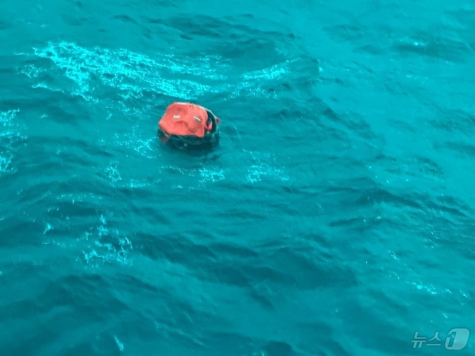 (제주=뉴스1) 오미란 기자 = 12일 오후 4시 47분쯤 서귀포항 남서쪽 약 33㎞ 해상에서 8580톤급 상선 A 호(시에라리온 선적, 승선원 15명)에서 승선원 5명이 바다로 …