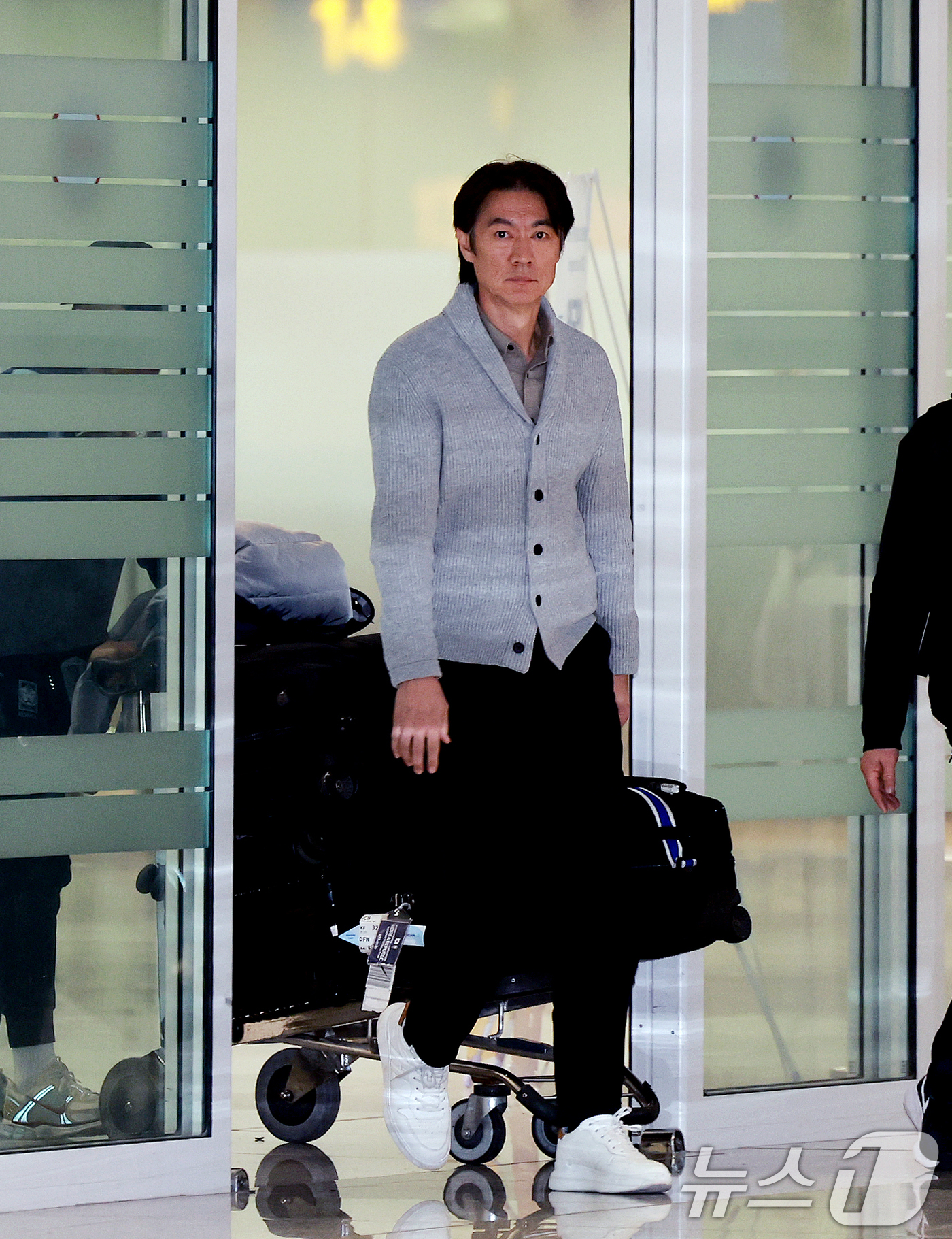 (인천공항=뉴스1) 이호윤 기자 = 홍명보 축구 국가대표팀 감독이 지난 5일(현지시각) 미국 워싱턴DC 케네디센터에서 열린 '2026 북중미 월드컵 조 추첨식'을 마치고 12일 인 …