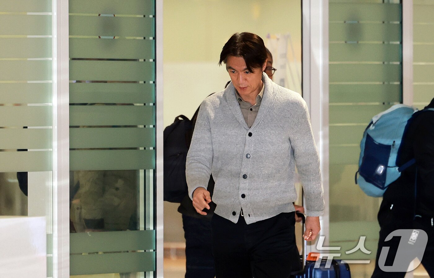 본문 이미지 - 홍명보 축구 국가대표팀 감독이 지난 5일&#40;현지시각&#41; 미국 워싱턴DC 케네디센터에서 열린 &#39;2026 북중미 월드컵 조 추첨식&#39;을 마치고 12일 인천국제공항 제2여객터미널을 통해 귀국하고 있다. 한국은 멕시코, 남아프리카공화국, 유럽 플레이오프 D조&#40;덴마크, 북마케도니아, 체코, 아일랜드&#41;승자와 함께 A조에서 32강 진출을 두고 격돌한다. 2025.12.12/뉴스1 ⓒ News1 이호윤 기자