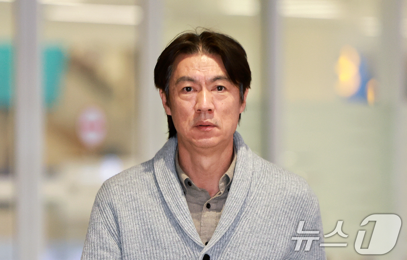 (인천공항=뉴스1) 이호윤 기자 = 홍명보 축구 국가대표팀 감독이 지난 5일(현지시각) 미국 워싱턴DC 케네디센터에서 열린 '2026 북중미 월드컵 조 추첨식'을 마치고 12일 인 …