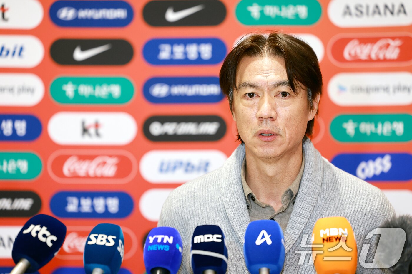 본문 이미지 - 홍명보 축구 국가대표팀 감독이 지난 5일&#40;현지시각&#41; 미국 워싱턴DC 케네디센터에서 열린 &#39;2026 북중미 월드컵 조 추첨식&#39;을 마치고 12일 인천국제공항 제2여객터미널에서 기자들의 질문에 답변하고 있다. 한국은 멕시코, 남아프리카공화국, 유럽 플레이오프 D조&#40;덴마크, 북마케도니아, 체코, 아일랜드&#41;승자와 함께 A조에서 32강 진출을 두고 격돌한다. 2025.12.12/뉴스1 ⓒ News1 이호윤 기자