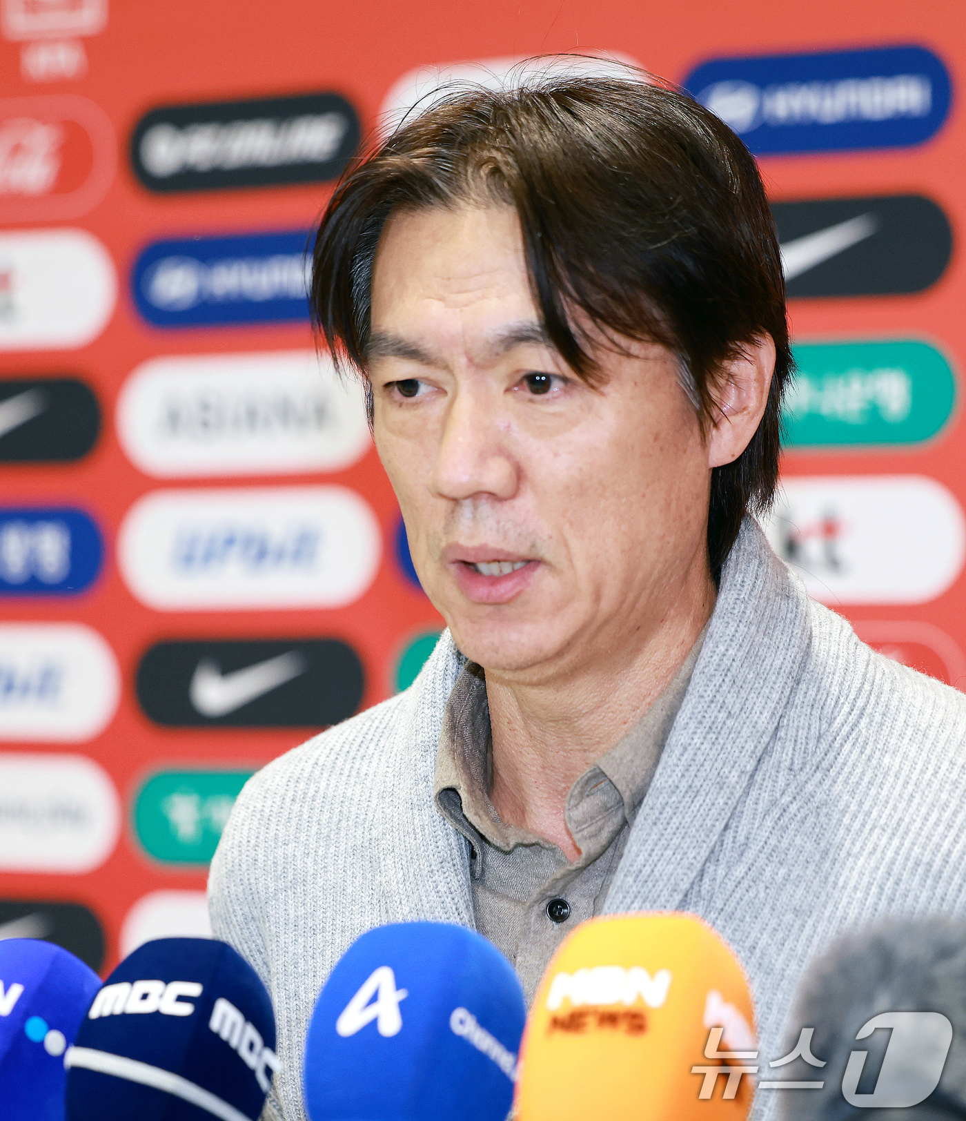 (인천공항=뉴스1) 이호윤 기자 = 홍명보 축구 국가대표팀 감독이 지난 5일(현지시각) 미국 워싱턴DC 케네디센터에서 열린 '2026 북중미 월드컵 조 추첨식'을 마치고 12일 인 …