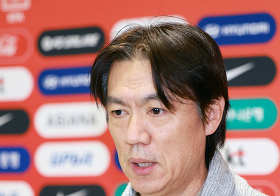 취재진 질문에 답하는 홍명보 감독
