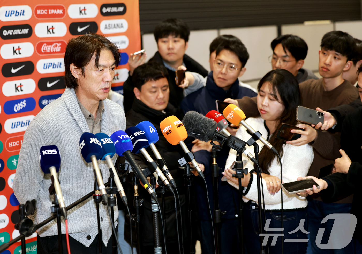 (인천공항=뉴스1) 이호윤 기자 = 홍명보 축구 국가대표팀 감독이 지난 5일(현지시각) 미국 워싱턴DC 케네디센터에서 열린 '2026 북중미 월드컵 조 추첨식'을 마치고 12일 인 …