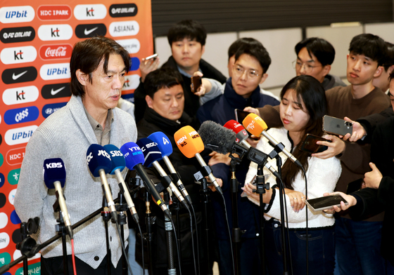 인터뷰하는 홍명보 감독