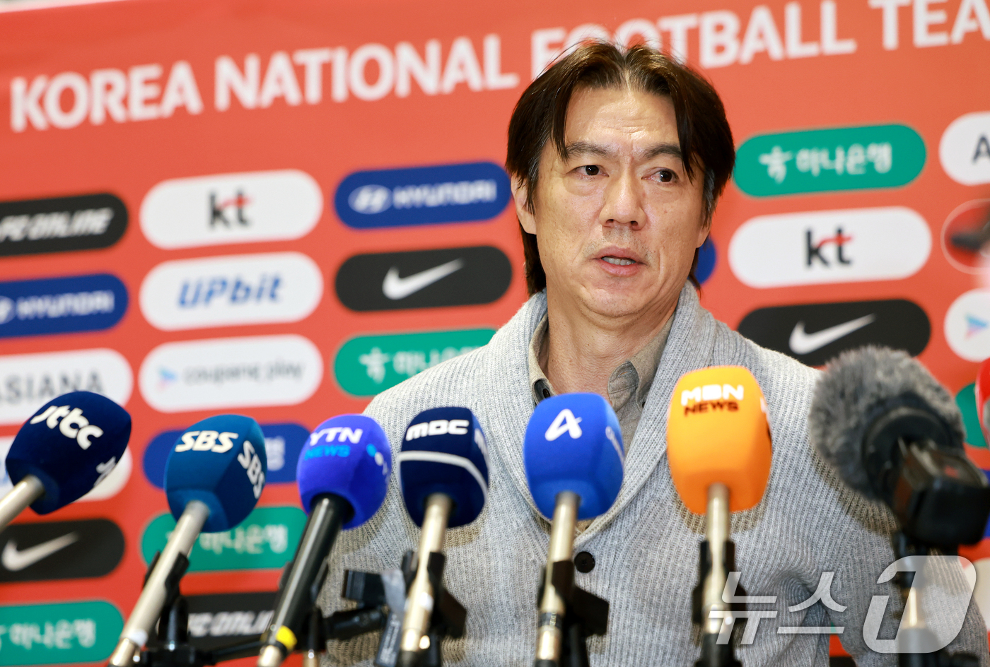 (인천공항=뉴스1) 이호윤 기자 = 홍명보 축구 국가대표팀 감독이 지난 5일(현지시각) 미국 워싱턴DC 케네디센터에서 열린 '2026 북중미 월드컵 조 추첨식'을 마치고 12일 인 …