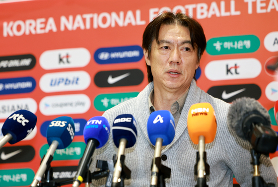 인터뷰하는 홍명보 감독