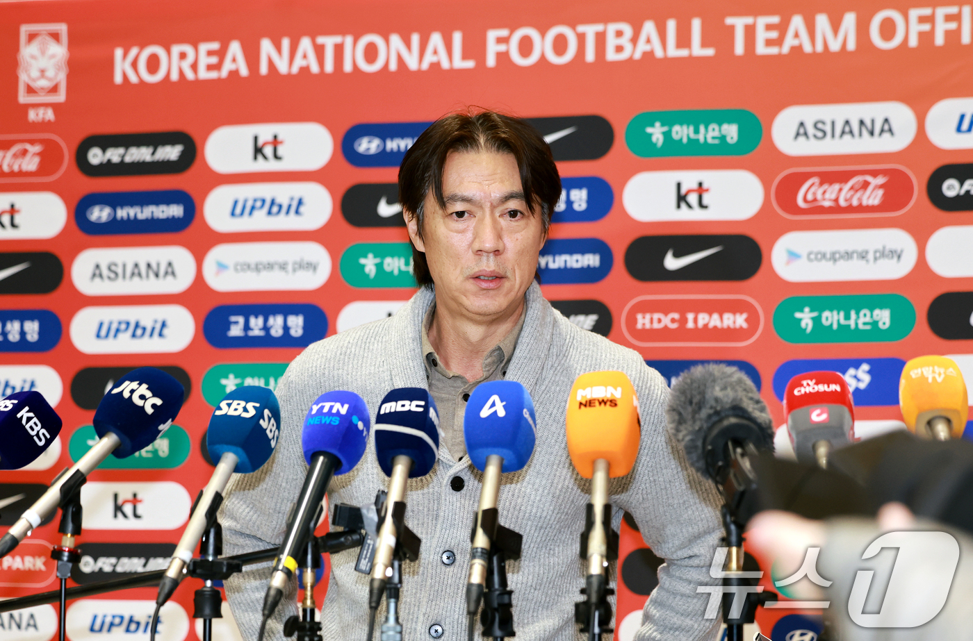 (인천공항=뉴스1) 이호윤 기자 = 홍명보 축구 국가대표팀 감독이 지난 5일(현지시각) 미국 워싱턴DC 케네디센터에서 열린 '2026 북중미 월드컵 조 추첨식'을 마치고 12일 인 …