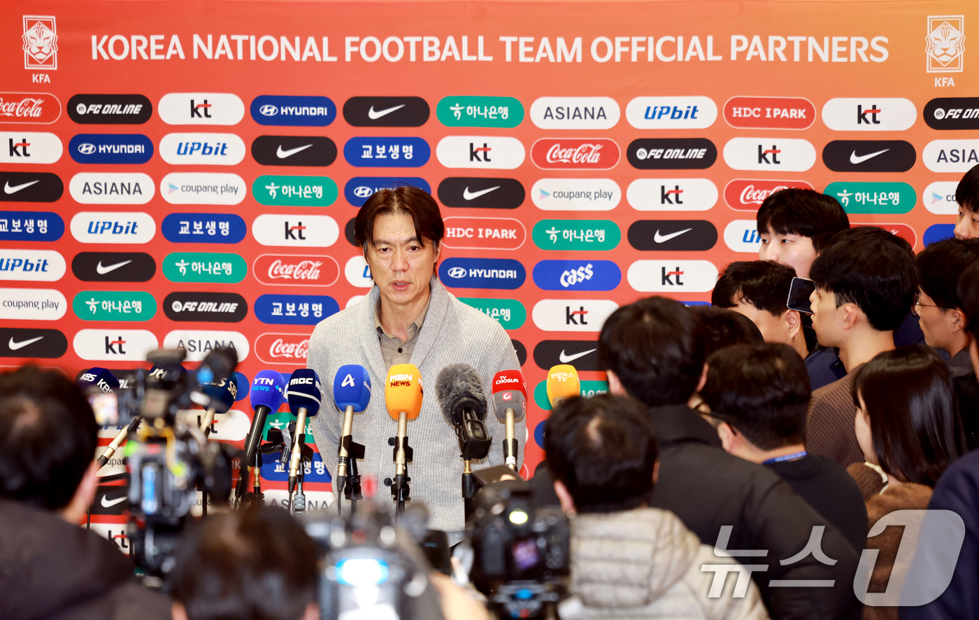 (인천공항=뉴스1) 이호윤 기자 = 홍명보 축구 국가대표팀 감독이 지난 5일(현지시각) 미국 워싱턴DC 케네디센터에서 열린 '2026 북중미 월드컵 조 추첨식'을 마치고 12일 인 …