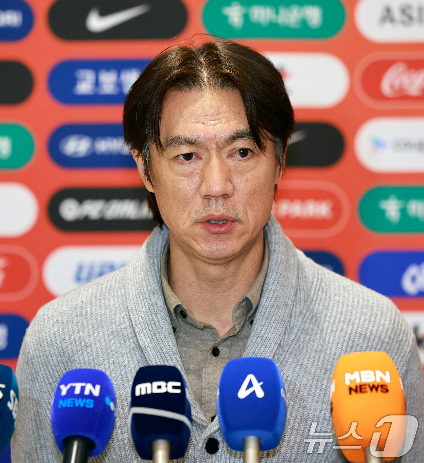 (인천공항=뉴스1) 이호윤 기자 = 홍명보 축구 국가대표팀 감독이 지난 5일(현지시각) 미국 워싱턴DC 케네디센터에서 열린 '2026 북중미 월드컵 조 추첨식'을 마치고 12일 인 …