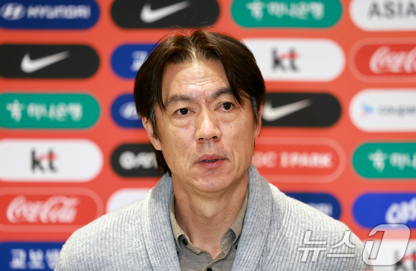 (인천공항=뉴스1) 이호윤 기자 = 홍명보 축구 국가대표팀 감독이 지난 5일(현지시각) 미국 워싱턴DC 케네디센터에서 열린 '2026 북중미 월드컵 조 추첨식'을 마치고 12일 인 …