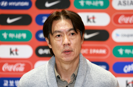 조 추첨 마치고 돌아온 홍명보 감독