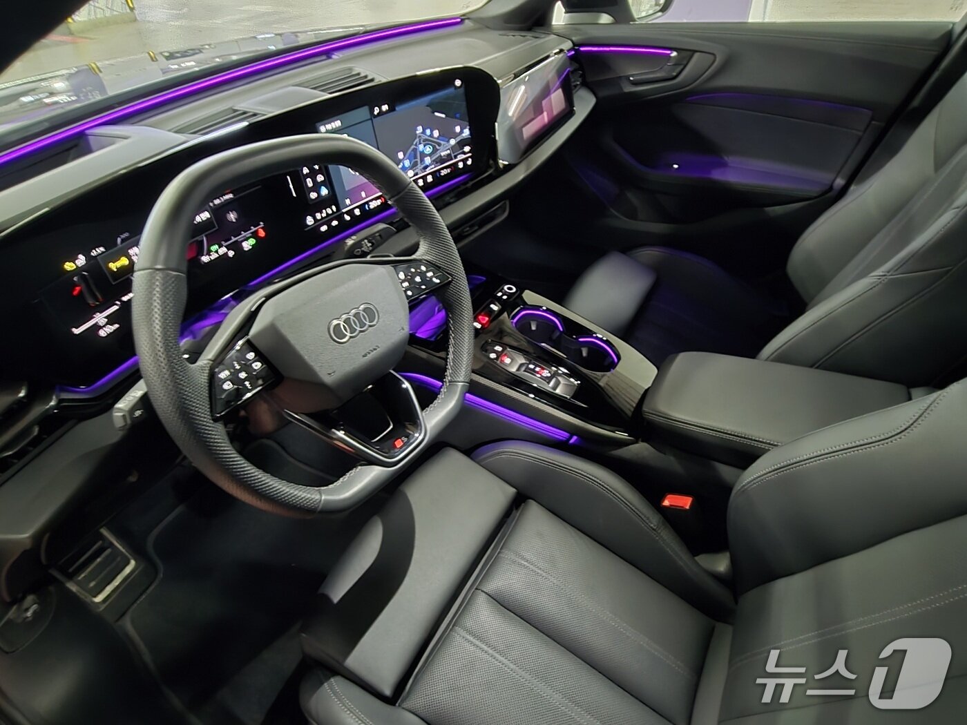본문 이미지 - 아우디 중형 세단 &#39;더 뉴 아우디 A5&#39; 기본 트림 &#39;A5 40 TFSI 콰트로&#39;&#40;S라인 블랙 에디션&#41;의 1열 내부 모습. 2025.12.10/뉴스1 김성식 기자