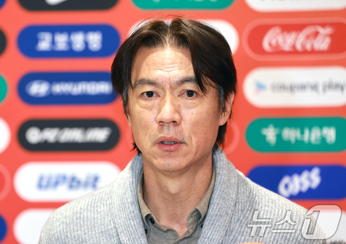 (인천공항=뉴스1) 이호윤 기자 = 홍명보 축구 국가대표팀 감독이 지난 5일(현지시각) 미국 워싱턴DC 케네디센터에서 열린 '2026 북중미 월드컵 조 추첨식'을 마치고 12일 인 …