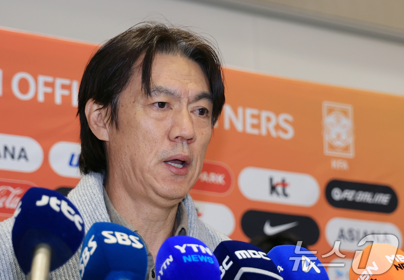 (인천공항=뉴스1) 이호윤 기자 = 홍명보 축구 국가대표팀 감독이 지난 5일(현지시각) 미국 워싱턴DC 케네디센터에서 열린 '2026 북중미 월드컵 조 추첨식'을 마치고 12일 인 …