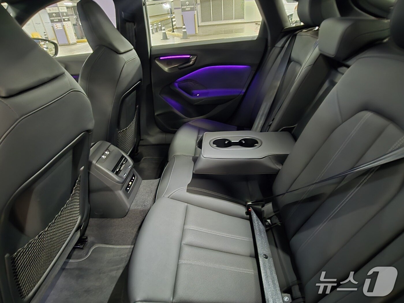 본문 이미지 - 아우디 중형 세단 &#39;더 뉴 아우디 A5&#39; 기본 트림 &#39;A5 40 TFSI 콰트로&#39;&#40;S라인 블랙 에디션&#41;의 2열 내부 모습. 2025.12.10/뉴스1 김성식 기자