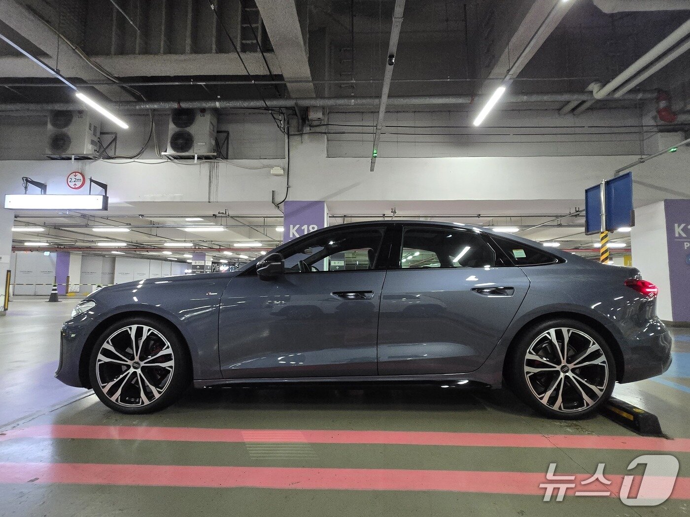 본문 이미지 - 아우디 중형 세단 &#39;더 뉴 아우디 A5&#39; 기본 트림 &#39;A5 40 TFSI 콰트로&#39;&#40;S라인 블랙 에디션&#41;의 측면 모습. 2025.12.10/뉴스1 김성식 기자