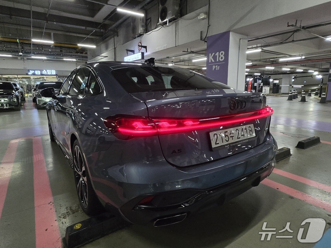 본문 이미지 - 아우디 중형 세단 &#39;더 뉴 아우디 A5&#39; 기본 트림 &#39;A5 40 TFSI 콰트로&#39;&#40;S라인 블랙 에디션&#41;의 후면 모습. 2025.12.10/뉴스1 김성식 기자