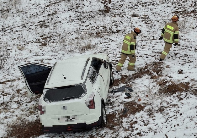 강원 고성서 눈길에 차량 미끄러져 운전자 병원 이송