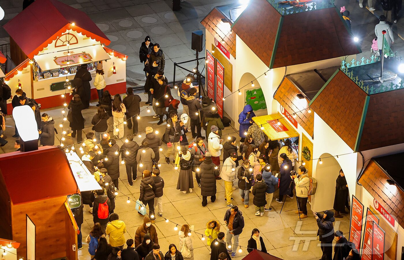 본문 이미지 - 12일 오후 서울 세종대로 광화문광장에서 열린 ‘2025 서울윈터페스타’에서 광화문광장 마켓과 조형물들이 불을 밝히고 있다.  2025.12.12/뉴스1 ⓒ News1 김진환 기자