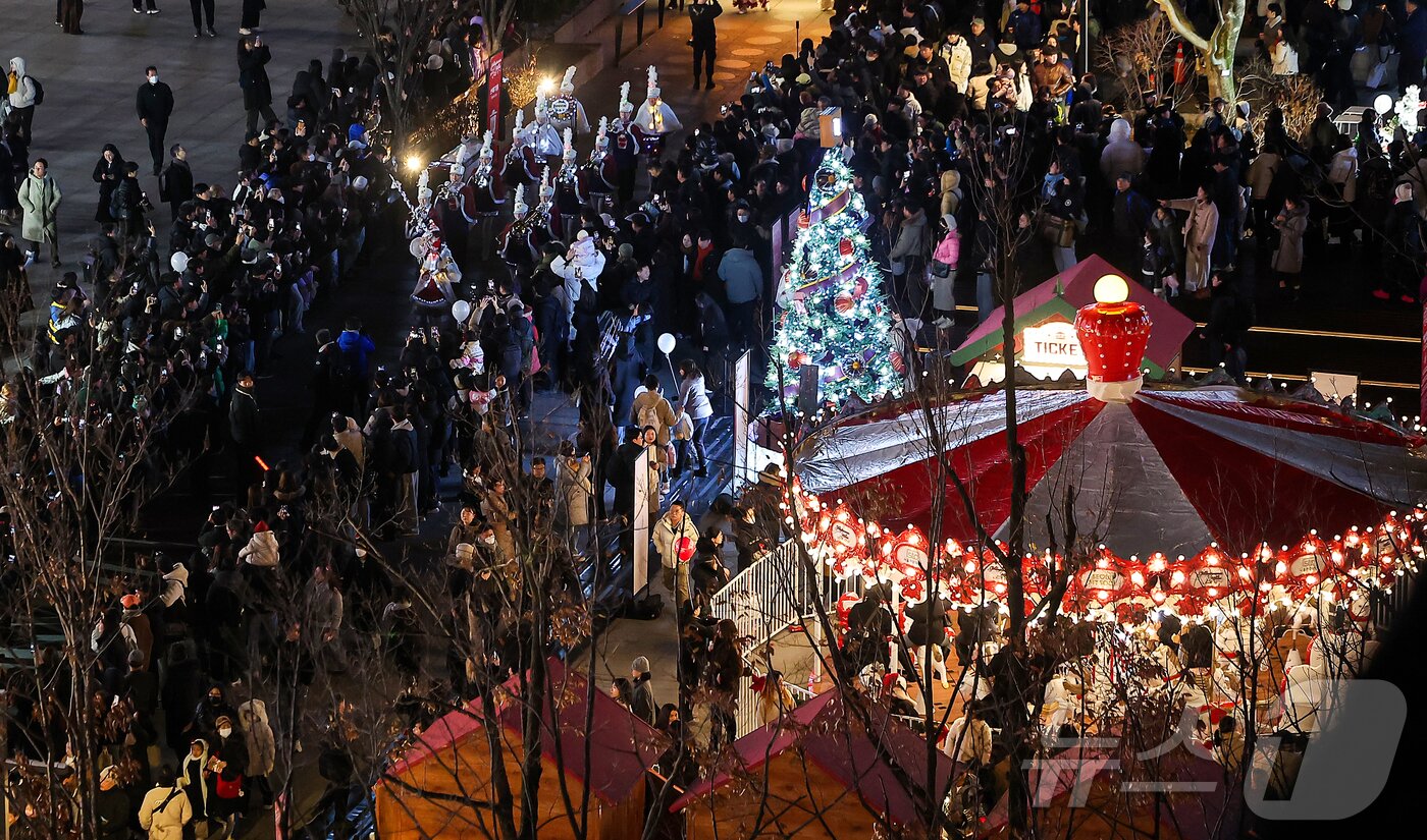 본문 이미지 - 12일 오후 서울 세종대로 광화문광장에서 열린 ‘2025 서울윈터페스타’에서 광화문광장 마켓과 조형물들이 불을 밝히고 있다.  2025.12.12/뉴스1 ⓒ News1 김진환 기자