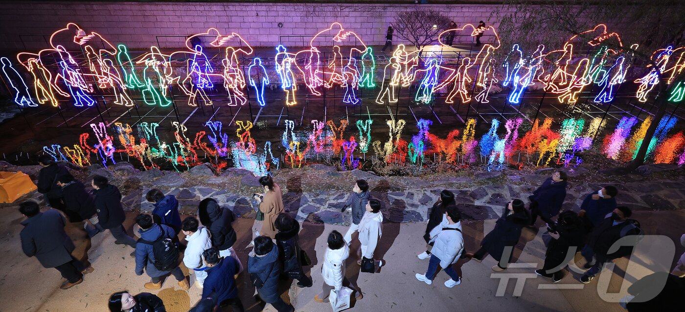 본문 이미지 - 12일 오후 서울 중구 청계광장에서 열린 ‘2025 서울빛초롱축제’에서 다양한 조형물들이 불을 밝히고 있다. 올해 17회를 맞는 서울빛초롱축제는 ‘나의 빛, 우리의 꿈, 서울의 마법’을 주제로 내년 1월 4일까지 진행된다. 2025.12.12/뉴스1 ⓒ News1 김진환 기자