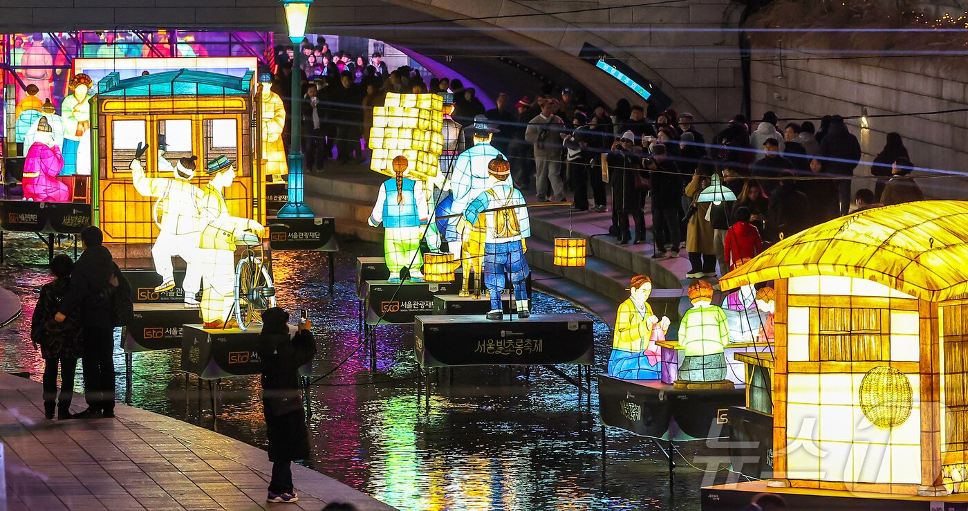 본문 이미지 - 12일 오후 서울 중구 청계광장에서 열린 ‘2025 서울빛초롱축제’에서 다양한 조형물들이 불을 밝히고 있다. 올해 17회를 맞는 서울빛초롱축제는 ‘나의 빛, 우리의 꿈, 서울의 마법’을 주제로 내년 1월 4일까지 진행된다. 2025.12.12/뉴스1 ⓒ News1 김진환 기자