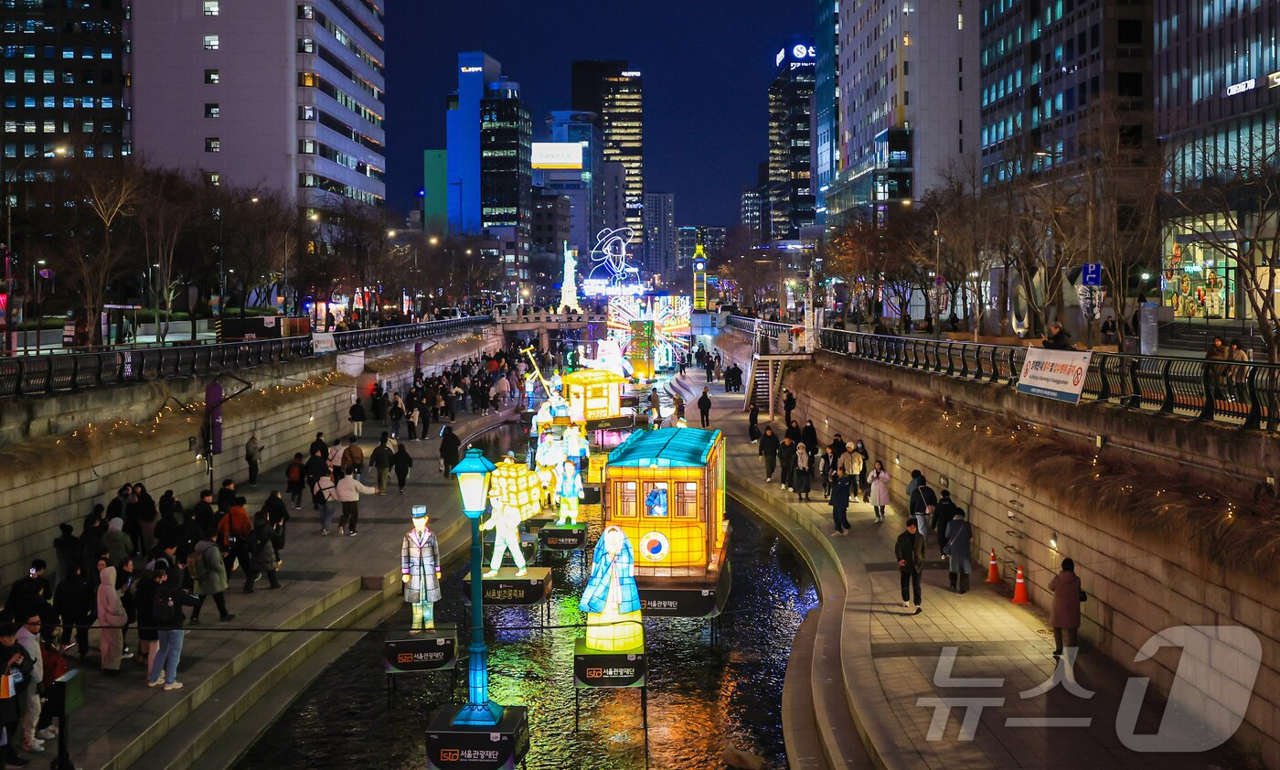 본문 이미지 - 12일 오후 서울 중구 청계광장에서 열린 ‘2025 서울빛초롱축제’에서 다양한 조형물들이 불을 밝히고 있다. 올해 17회를 맞는 서울빛초롱축제는 ‘나의 빛, 우리의 꿈, 서울의 마법’을 주제로 내년 1월 4일까지 진행된다. 2025.12.12/뉴스1 ⓒ News1 김진환 기자