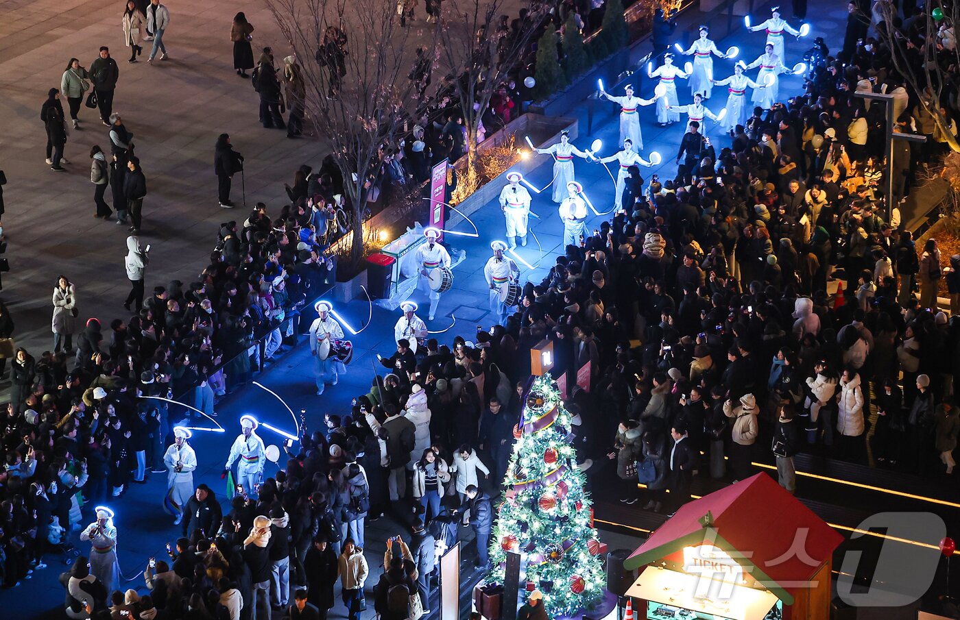 본문 이미지 - 12일 오후 서울 세종대로 광화문광장에서 열린 ‘2025 서울윈터페스타’에서 광화문광장 마켓을 찾은 시민과 관광객들이 퍼레이드를 즐기고 있다. 2025.12.12/뉴스1 ⓒ News1 김진환 기자