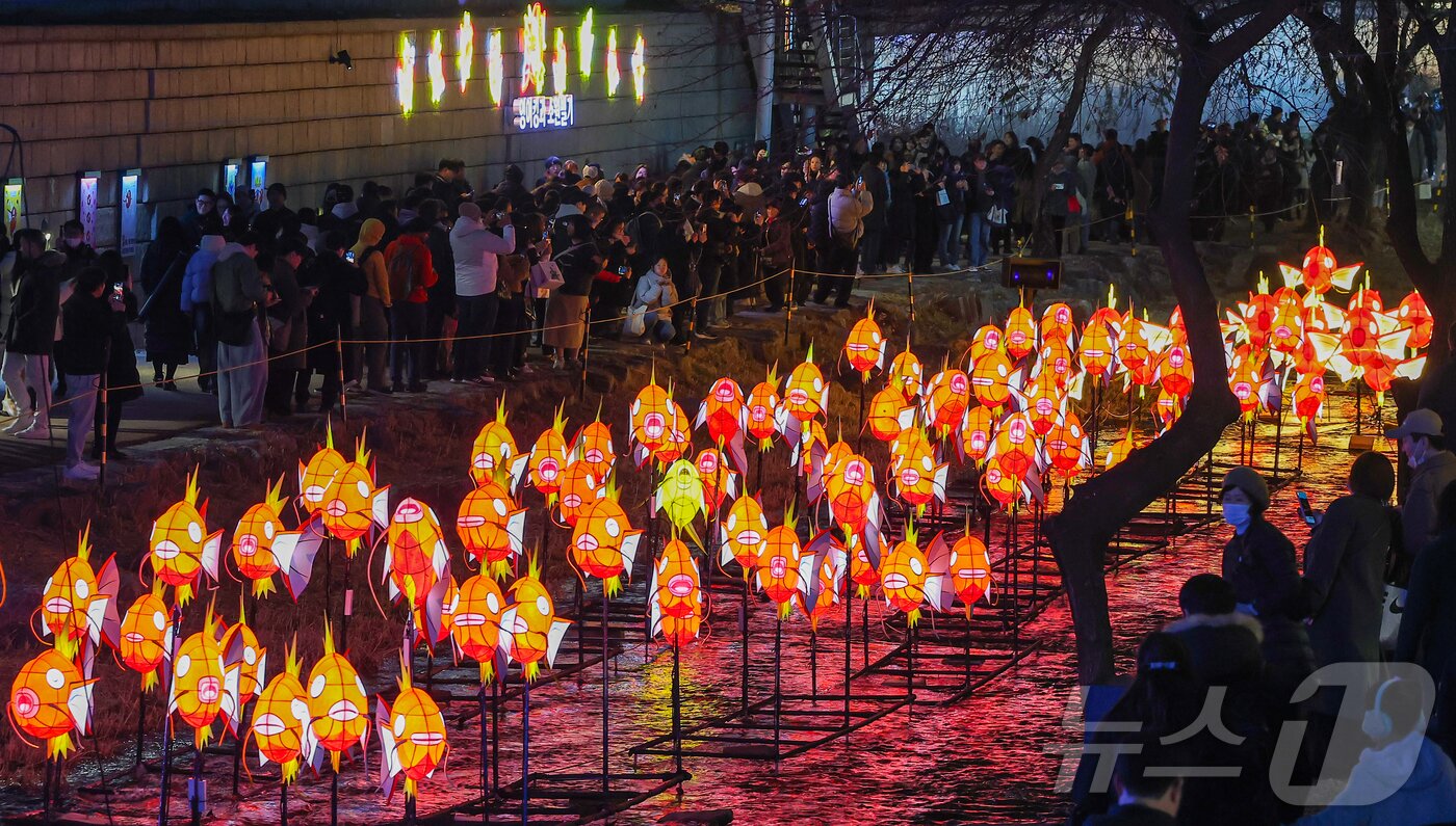 본문 이미지 - 12일 오후 서울 중구 청계광장에서 열린 ‘2025 서울빛초롱축제’에서 다양한 조형물들이 불을 밝히고 있다. 올해 17회를 맞는 서울빛초롱축제는 ‘나의 빛, 우리의 꿈, 서울의 마법’을 주제로 내년 1월 4일까지 진행된다. 2025.12.12/뉴스1 ⓒ News1 김진환 기자