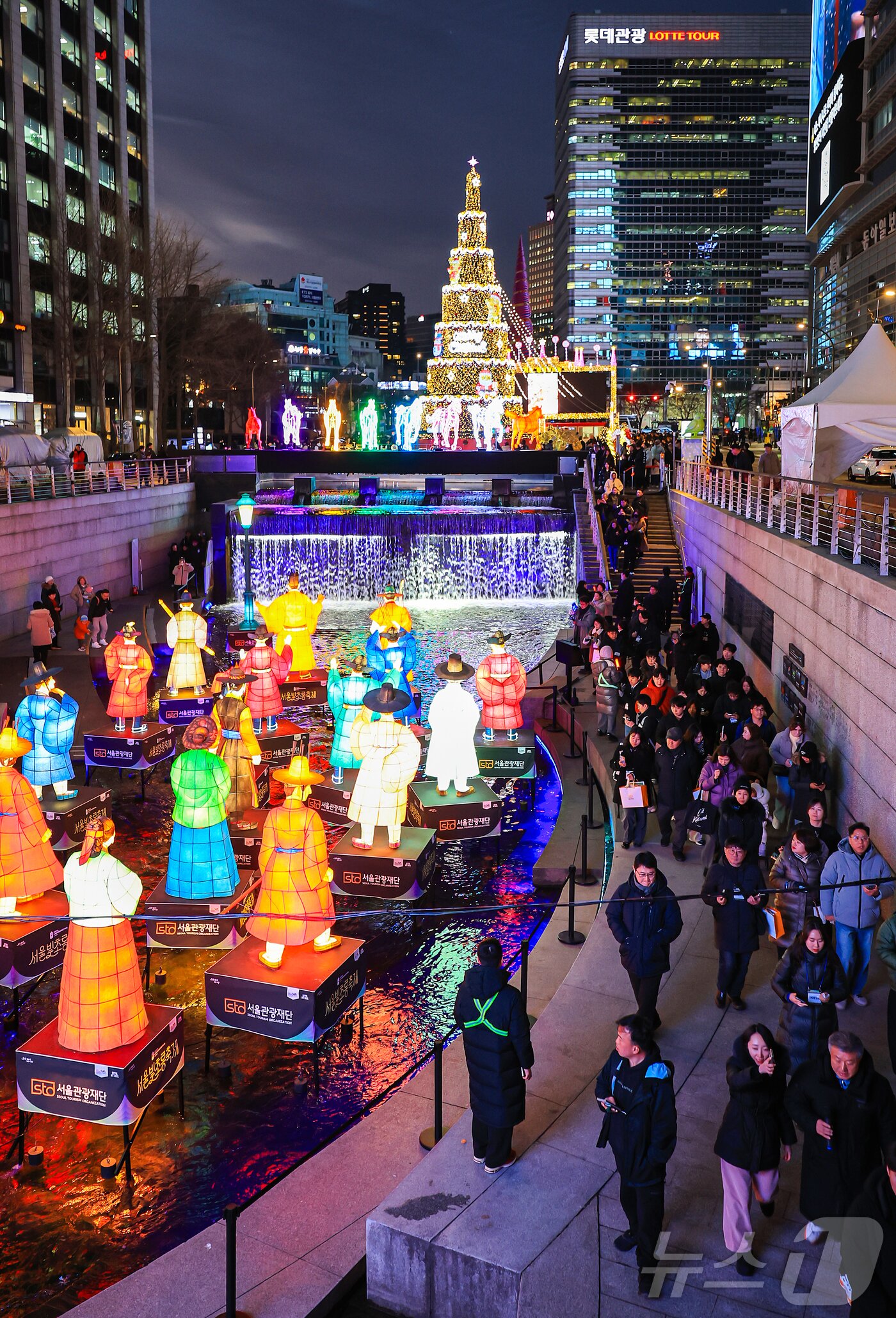 본문 이미지 - 12일 오후 서울 중구 청계광장에서 열린 ‘2025 서울빛초롱축제’에서 다양한 조형물들이 불을 밝히고 있다. 올해 17회를 맞는 서울빛초롱축제는 ‘나의 빛, 우리의 꿈, 서울의 마법’을 주제로 내년 1월 4일까지 진행된다. 2025.12.12/뉴스1 ⓒ News1 김진환 기자