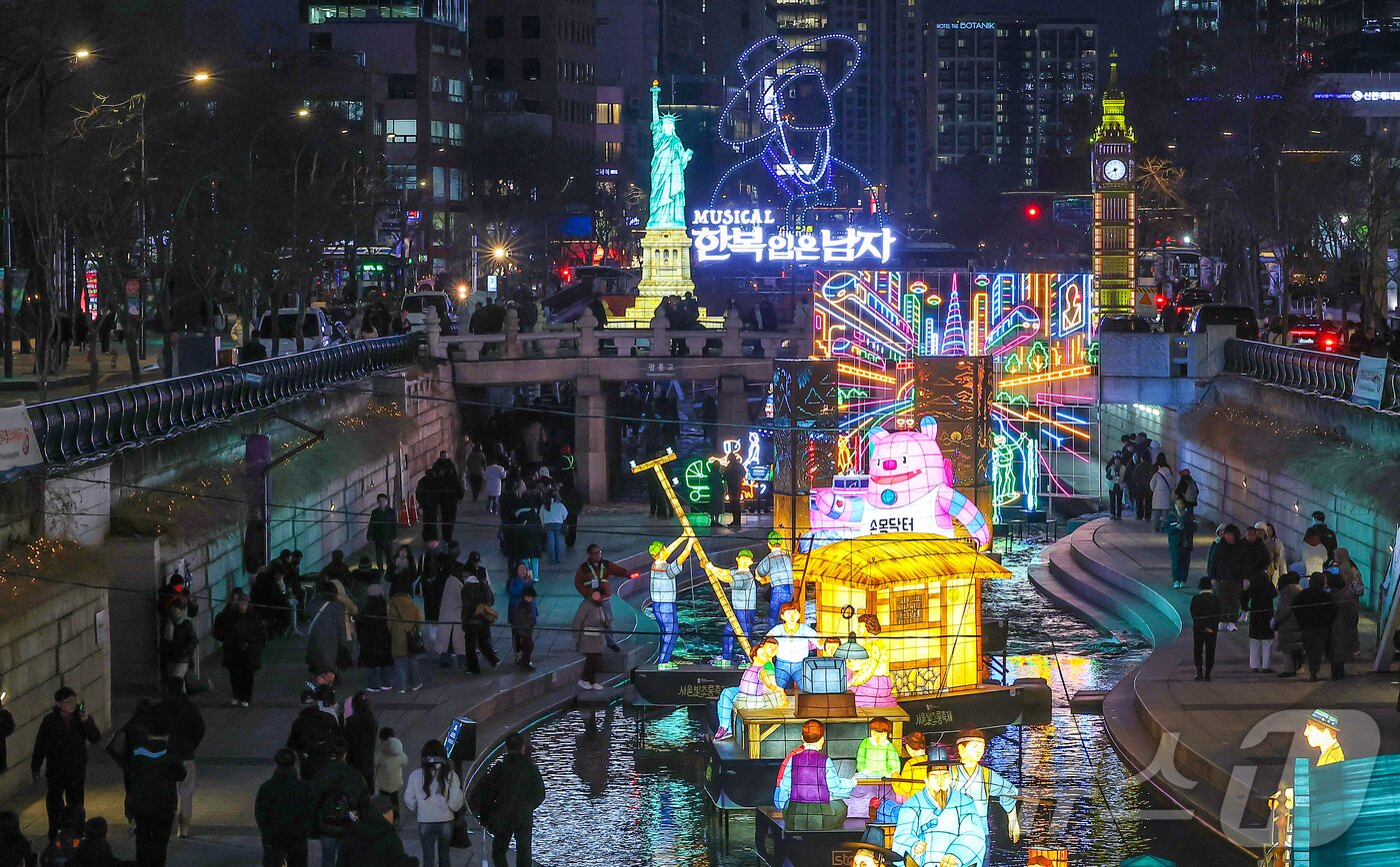 본문 이미지 - 12일 오후 서울 중구 청계광장에서 열린 ‘2025 서울빛초롱축제’에서 다양한 조형물들이 불을 밝히고 있다. 올해 17회를 맞는 서울빛초롱축제는 ‘나의 빛, 우리의 꿈, 서울의 마법’을 주제로 내년 1월 4일까지 진행된다. 2025.12.12/뉴스1 ⓒ News1 김진환 기자