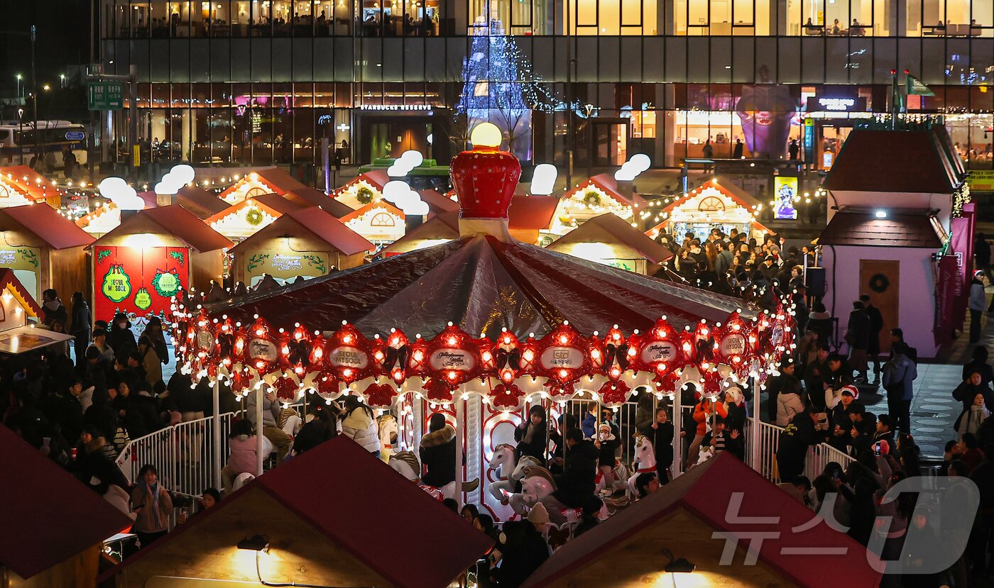 본문 이미지 - 12일 오후 서울 세종대로 광화문광장에서 열린 ‘2025 서울윈터페스타’에서 광화문광장 마켓과 조형물들이 불을 밝히고 있다.  2025.12.12/뉴스1 ⓒ News1 김진환 기자