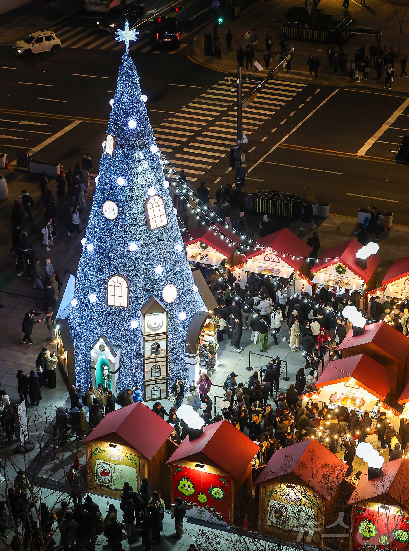 본문 이미지 - 12일 오후 서울 세종대로 광화문광장에서 열린 ‘2025 서울윈터페스타’에서 광화문광장 마켓과 조형물들이 불을 밝히고 있다.  2025.12.12/뉴스1 ⓒ News1 김진환 기자