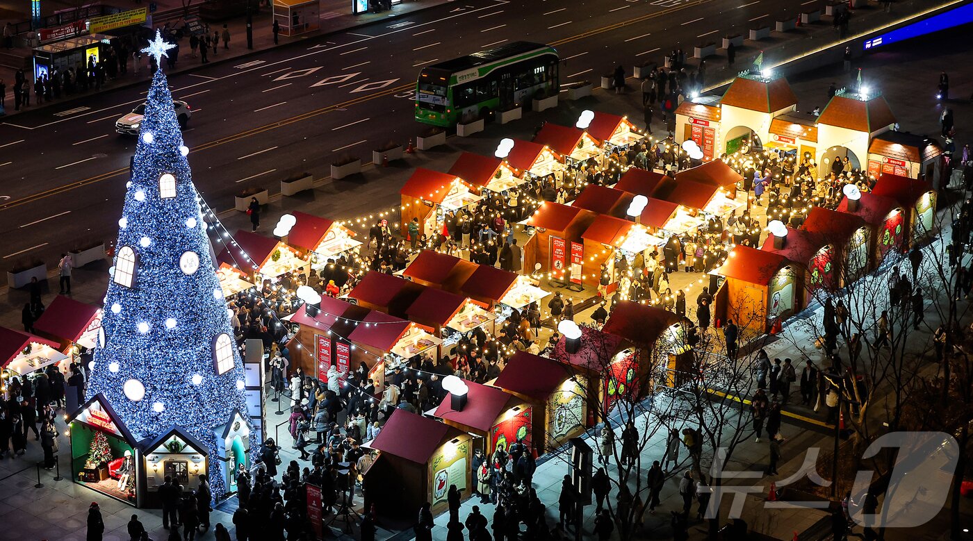본문 이미지 - 12일 오후 서울 세종대로 광화문광장에서 열린 ‘2025 서울윈터페스타’에서 광화문광장 마켓과 조형물들이 불을 밝히고 있다.  2025.12.12/뉴스1 ⓒ News1 김진환 기자