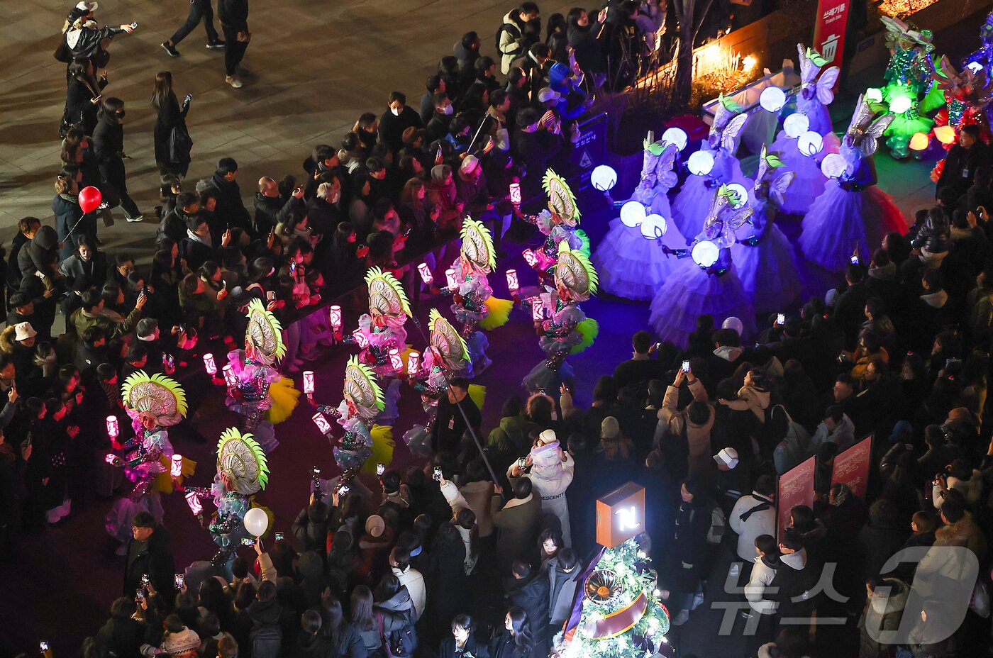본문 이미지 - 12일 오후 서울 세종대로 광화문광장에서 열린 ‘2025 서울윈터페스타’에서 광화문광장 마켓을 찾은 시민들과 관광객들이 퍼레이드를 즐기고 있다. 2025.12.12/뉴스1 ⓒ News1 김진환 기자