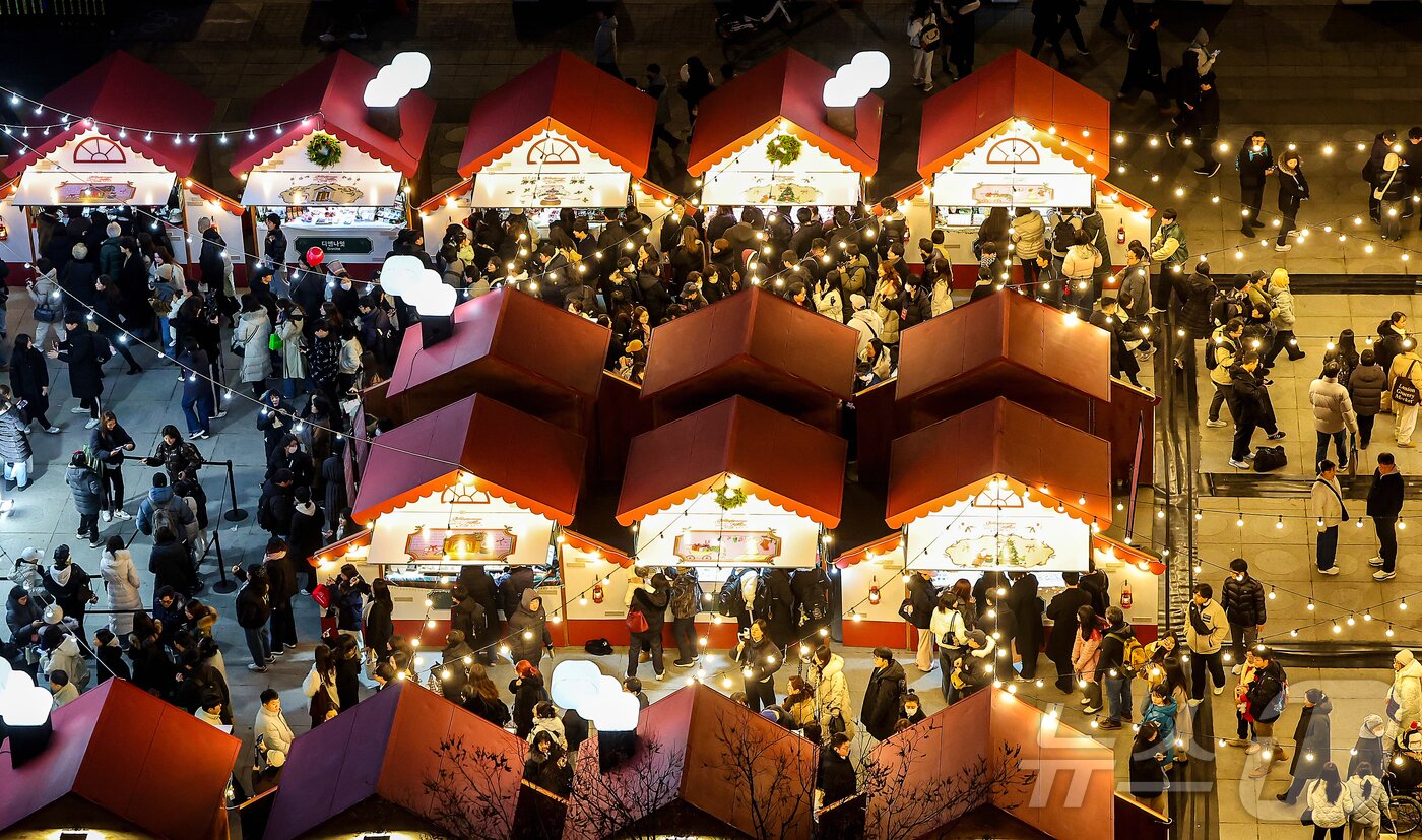 본문 이미지 - 12일 오후 서울 세종대로 광화문광장에서 열린 ‘2025 서울윈터페스타’에서 광화문광장 마켓과 조형물들이 불을 밝히고 있다.  2025.12.12/뉴스1 ⓒ News1 김진환 기자